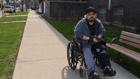 Mario Ruiz Jr. fue robado y baleado en las piernas por un sujeto en West Humboldt Park. (Belhú Sanabria / La Raza)