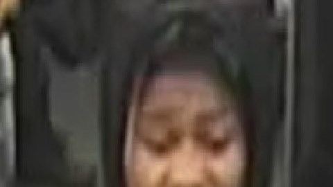 La policía dice que las sospechosas se acercaron y golpearon al pasajero antes de irse con sus pertenencias. Foto Departamento de Policía de Chicago