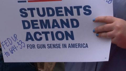 La protesta de los estudiantes universitarios y de las escuelas secundarias locales surge días después del tiroteo en la Escuela Covenant en Nashville, Tennessee que dejó tres niños y tres adultos muertos. Foto captura CBS2 Chicago