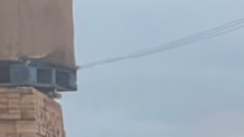 Los equipos de bomberos respondieron a un incendio en el que numerosas tarimas de madera estaban en llamas en un almacén en el barrio de La Villita. Foto Chicago Fire Media