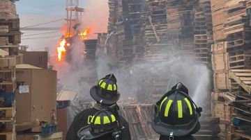 Los equipos de bomberos respondieron a un incendio en el que numerosas tarimas de madera estaban en llamas en un almacén en el barrio de La Villita. Foto Chicago Fire Media