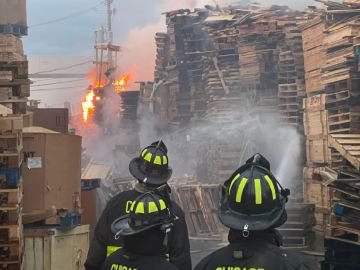 Los equipos de bomberos respondieron a un incendio en el que numerosas tarimas de madera estaban en llamas en un almacén en el barrio de La Villita. Foto Chicago Fire Media