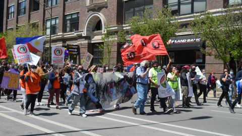 Inmigrantes, líderes comunitarios y activistas de Chicago han marchado en años recientes el Primero de Mayo por una reforma migratoria en el Día Internacional del Trabajo. Belhú Sanabria/La Raza