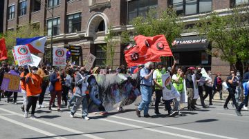 Inmigrantes, líderes comunitarios y activistas de Chicago han marchado en años recientes el Primero de Mayo por una reforma migratoria en el Día Internacional del Trabajo. Belhú Sanabria/La Raza