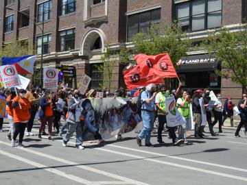 Inmigrantes, líderes comunitarios y activistas de Chicago han marchado en años recientes el Primero de Mayo por una reforma migratoria en el Día Internacional del Trabajo. Belhú Sanabria/La Raza