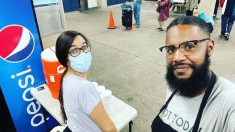 Voluntarios brindan sopa caliente a las personas sin hogar en una estación de la CTA. 
Foto extraída de Facebook ‘Souper Heroes’