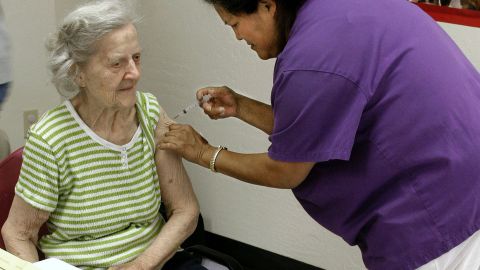 Una persona de la tercera edad recibe una vacuna.