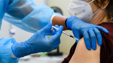 El Departamento de Salud Pública de Chicago ha asignado un suministro de vacunas para adultos sin seguro de salud.