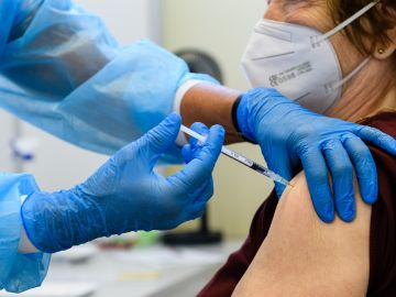 El Departamento de Salud Pública de Chicago ha asignado un suministro de vacunas para adultos sin seguro de salud.