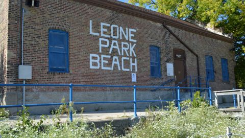 La casa de campo del parque Leone Beach, en el vecindario Rogers Park, opera como albergue provisional para migrantes recién llegados desde Texas a Chicago. (Belhú Sanabria / La Raza)