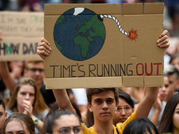Manifestantes alertan sobre el tiempo limitado que existe para contener el calentamiento global.