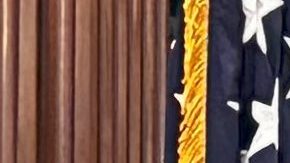 Mitchell Soto Rodríguez (izq.), agente de policía de Blue Island, Bárbara Hernández, representante estatal del Distrito 50, y Geoffery Farr, jefe del Departamento de Policía de Blue Island. (Cortesía oficina de la representante estatal Bárbara Hernández)