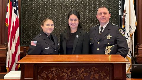 Mitchell Soto Rodríguez (izq.), agente de policía de Blue Island, Bárbara Hernández, representante estatal del Distrito 50, y Geoffery Farr, jefe del Departamento de Policía de Blue Island. (Cortesía oficina de la representante estatal Bárbara Hernández)