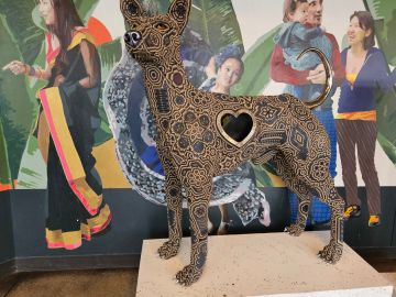 ‘Perro Xoloitzcuintle’ es una de las esculturas de arte huichol del artista César Menchaca que engalanan Navy Pier durante la Semana de México en Chicago 2023. (Belhú Sanabria / La Raza)