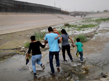 Migrantes cruzan el Río Bravo desde México hacia El Paso, Texas, EEUU.