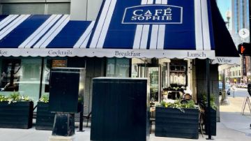Café Sophie ubicado en el 847 N. State St. es el negocio que ofrece una vez por semana comida gratuita para los migrantes. Foto Instagram Café Sophie