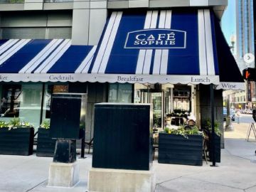 Café Sophie ubicado en el 847 N. State St. es el negocio que ofrece una vez por semana comida gratuita para los migrantes. Foto Instagram Café Sophie