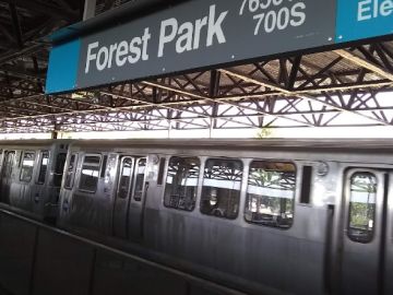 El servicio de la línea azul se reanudó con retrasos después de que un empleado de CTA hallará un paquete sospechoso en la estación de Forest Park.