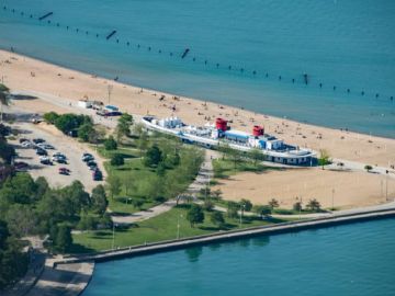 El fin de semana del Día de los Caídos tradicionalmente marca el comienzo de la temporada de playa en Chicago. Facebook North Avenue Beach