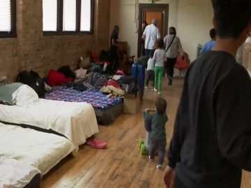 Convierten un almacén vacío en Pilsen en albergue temporal de emergencia para decenas de migrantes. Foto captura CBS2 Chicago