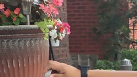 Liliana Medina toca puertas y reparte volantes informando a los vecinos de La Villita sobre la campaña ‘Luchando por nuestros pulmones’ y sus reuniones comunitarias. (Cortesía Concilio Comunitario de La Villita)