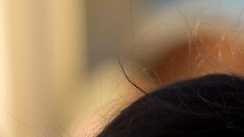 Un trabajador sanitario aplica una prueba de detección de covid-19 a una paciente.