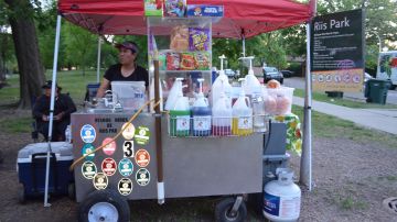 Patricia Sánchez vende antojitos mexicanos en el Riis Park en el barrio de Belmont Cragin. (Belhú Sanabria / La Raza)