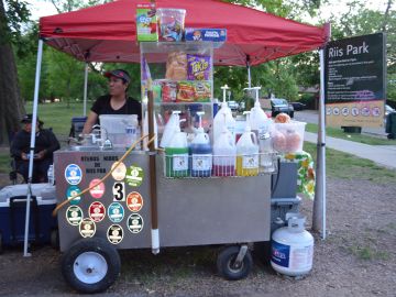 Patricia Sánchez vende antojitos mexicanos en el Riis Park en el barrio de Belmont Cragin. (Belhú Sanabria / La Raza)