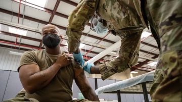 Un militar estadounidense recibe una vacuna contra el covid-19.