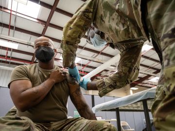 Un militar estadounidense recibe una vacuna contra el covid-19.
