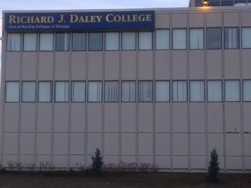 El Richard J. Daley College  se ubica en el 7500 S. Pulaski Rd. en el vecindario de West Lawn al suroeste de Chicago. Foto Google Maps