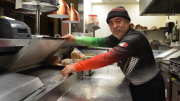 Roma Díaz, cocinero de un restaurante de Chicago, dice que $15.80 la hora no es suficiente para cubrir los gastos básicos como transporte, comida y vivienda. (Belhú Sanabria / La Raza)