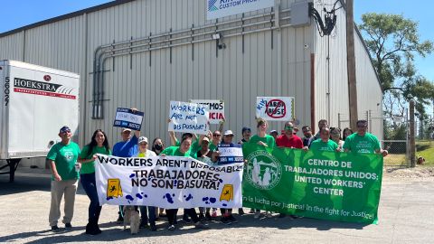 Trabajadores inmigrantes de la compañía de productos de limpieza Kik Consumer Products denuncian despidos injustos y piden compensación laboral de su expatrón. (Cortesía Centro de Trabajadores Unidos)