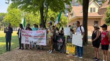 Defensores de los derechos de los inmigrantes alzan su voz en Chicago contra la medida antiinmigrante del gobernador de Florida Ron DeSantis. Foto Familia Latina Unida