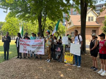Defensores de los derechos de los inmigrantes alzan su voz en Chicago contra la medida antiinmigrante del gobernador de Florida Ron DeSantis. Foto Familia Latina Unida