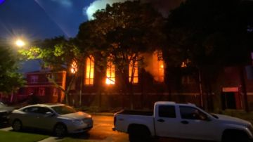 El incendio estalló en la antigua Iglesia Luterana Bethlehem en la cuadra 10300 S. Avenue H alrededor de las 5 am. Chicago Fire Media