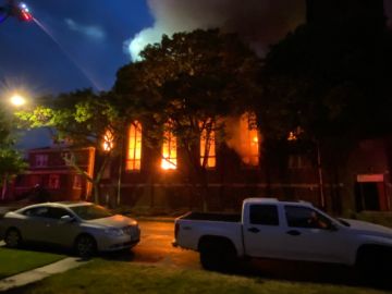 El incendio estalló en la antigua Iglesia Luterana Bethlehem en la cuadra 10300 S. Avenue H alrededor de las 5 am. Chicago Fire Media