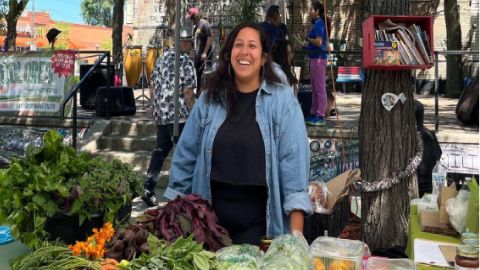 Emprendedores locales ofrecen sus productos hechos a mano y cultivados de manera orgánica en el Mercado de Colores en La Villita. Foto captura Facebook Mercado de Colores