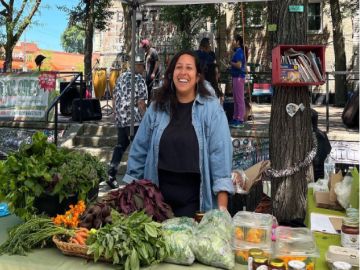 Emprendedores locales ofrecen sus productos hechos a mano y cultivados de manera orgánica en el Mercado de Colores en La Villita. Foto captura Facebook Mercado de Colores