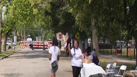 Después del desfile los vecinos participaron de una fiesta de cuadra a lo largo de las calles 104 y Corliss. Foto captura WGN