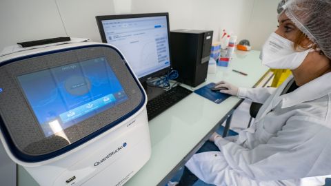 Científicos analizan muestras para identificar la presencia del coronavirus causante del covid-19.