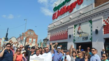 Trabajadores de El Milagro, funcionarios electos y miembros de Arise Chicago celebran el acuerdo logrado frente a la fábrica de tortillas en La Villita. (Cortesía Shelly Ruzicka / Arise Chicago)