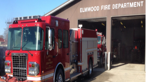 El voraz incendio tuvo lugar en la cuadra 2400 de North 72nd Court, en Elmwood.  Extraída de Facebook Elmwood