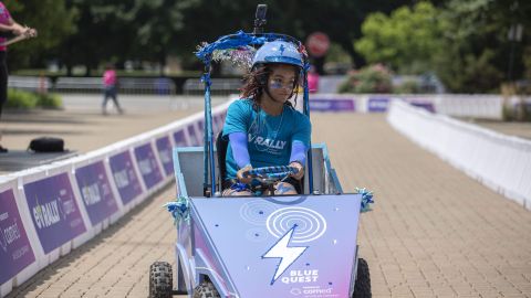 Go-Karts eléctricos construidos y conducidos por mujeres jóvenes de Chicago compiten en el EV Rally de ComEd. (Cortesía ComEd)