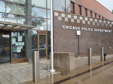 Según la Oficina de Manejo de Emergencias de Chicago (OEMC), ocho comisarías de policía han sido completamente desocupadas, lo que significa que ya no hay solicitantes de asilo esperando en las comisarías.