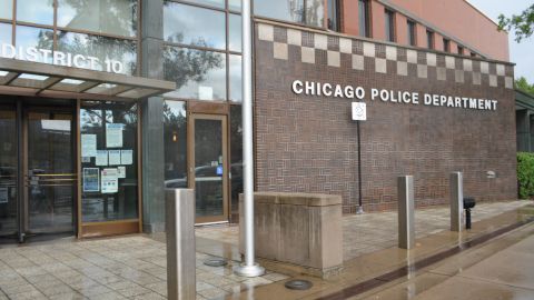 La ciudad de Chicago ha recibido más de 15,000 inmigrantes desde agosto de 2022, muchos de ellos antes de trasladarse a refugios temporales durmieron en estaciones de policía.