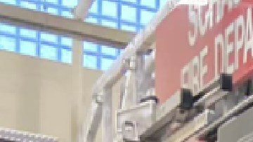 Los socorristas estaban ayudando a sacar a los residentes a través de escaleras y escalerillas contra incendios. Foto extraída de Facebook Departamento de Bomberos de Schaumburg