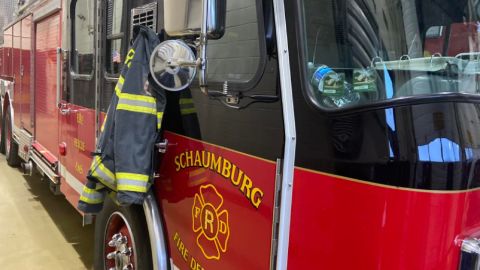 Los socorristas estaban ayudando a sacar a los residentes a través de escaleras y escalerillas contra incendios. Foto extraída de Facebook Departamento de Bomberos de Schaumburg