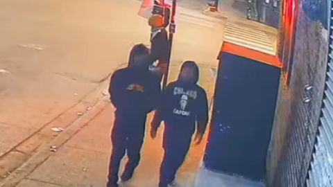 La policía busca a dos sospechosos en relación a un homicidio ocurrido en Auburn Gresham. Foto Chicago Police YouTube