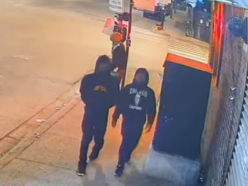 La policía busca a dos sospechosos en relación a un homicidio ocurrido en Auburn Gresham. Foto Chicago Police YouTube
